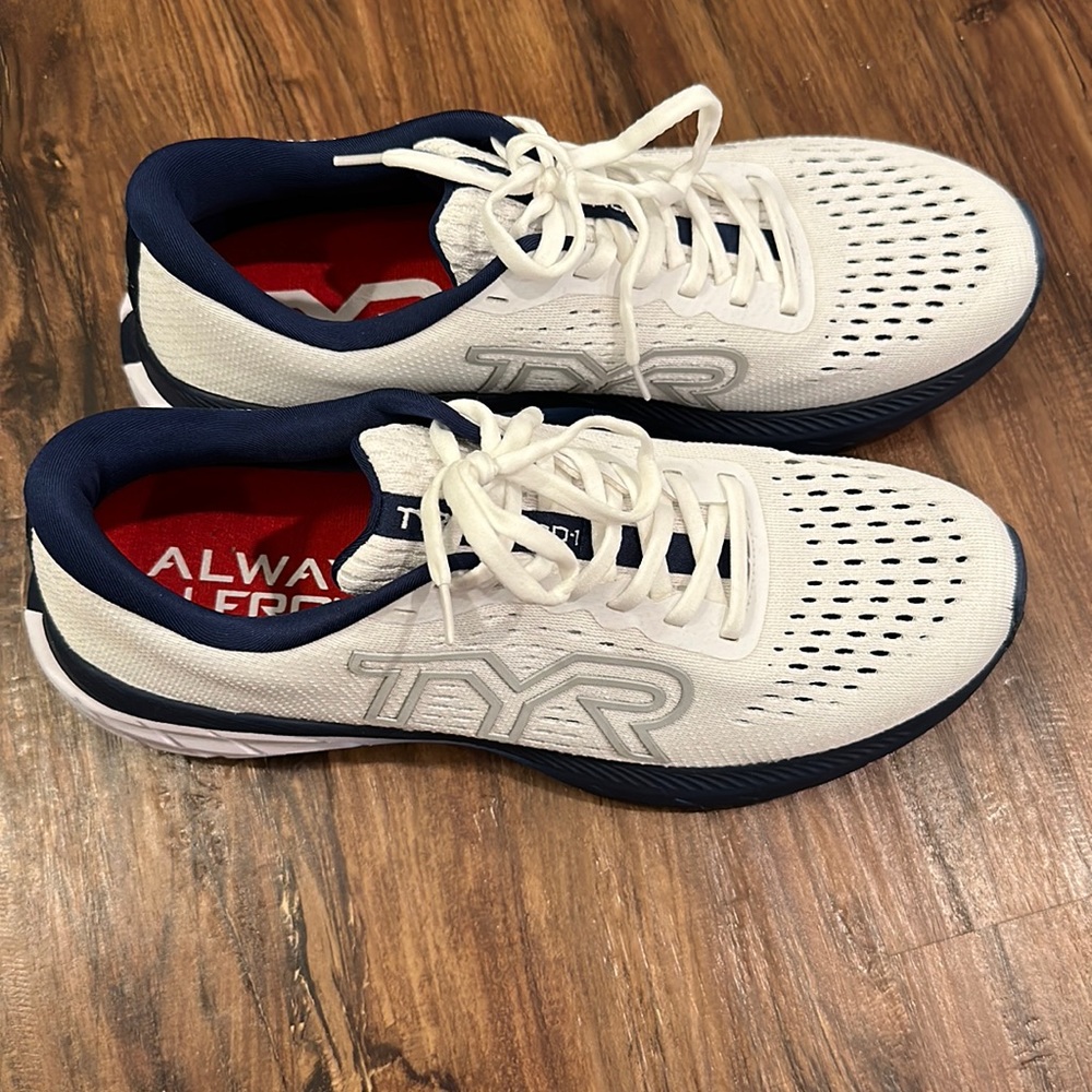 Mens size 11 TYR running shoes